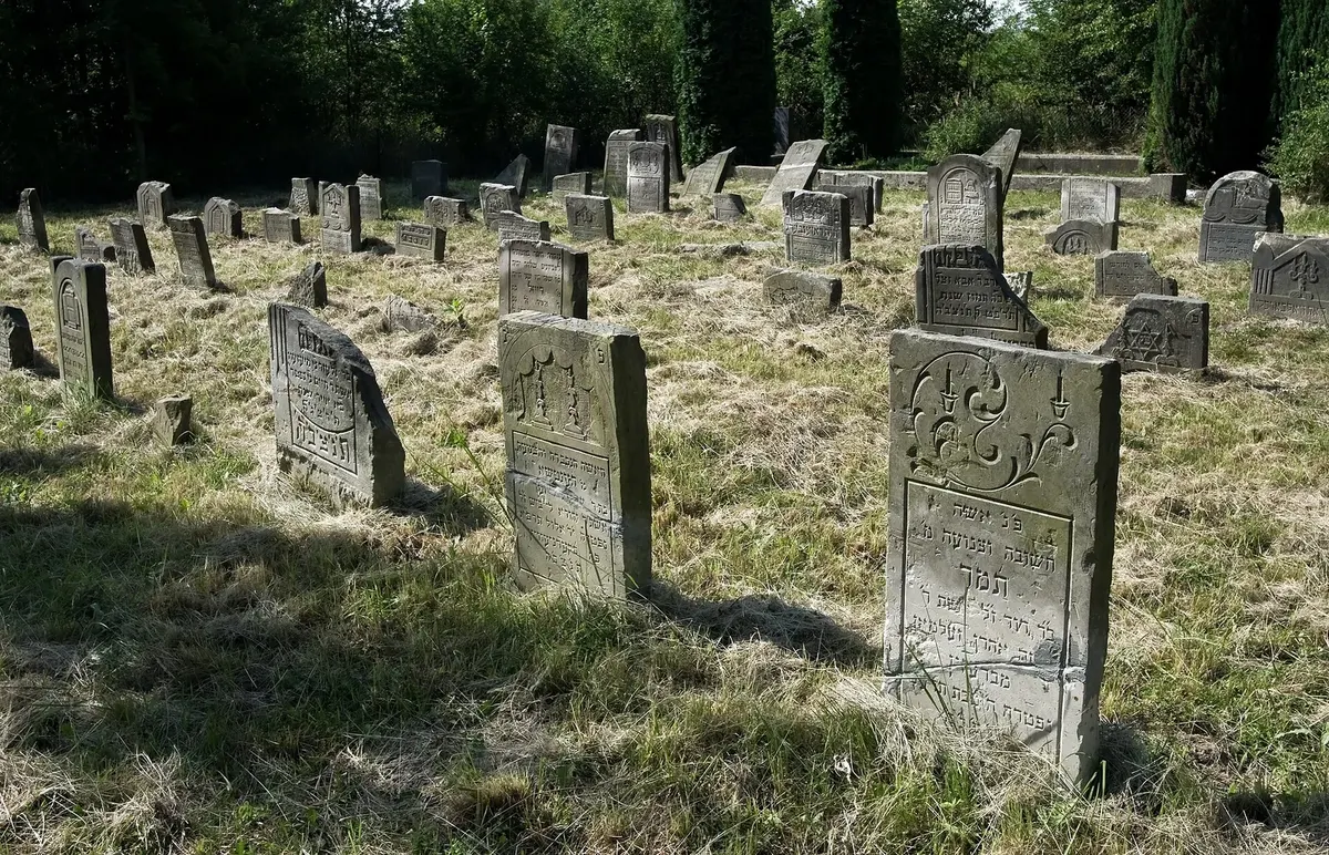 Cmentarze Skierniewic – miejsca pamięci i lokalne historie
