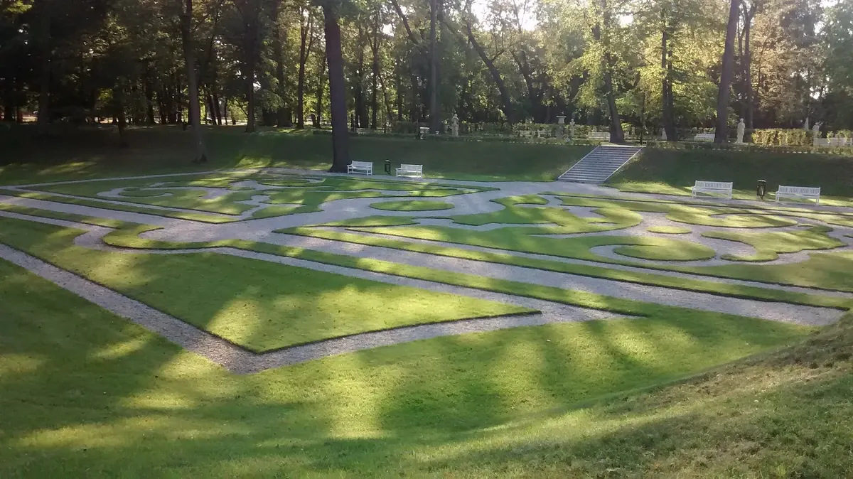 Park Miejski w Skierniewicach – spacer wokół pałacu