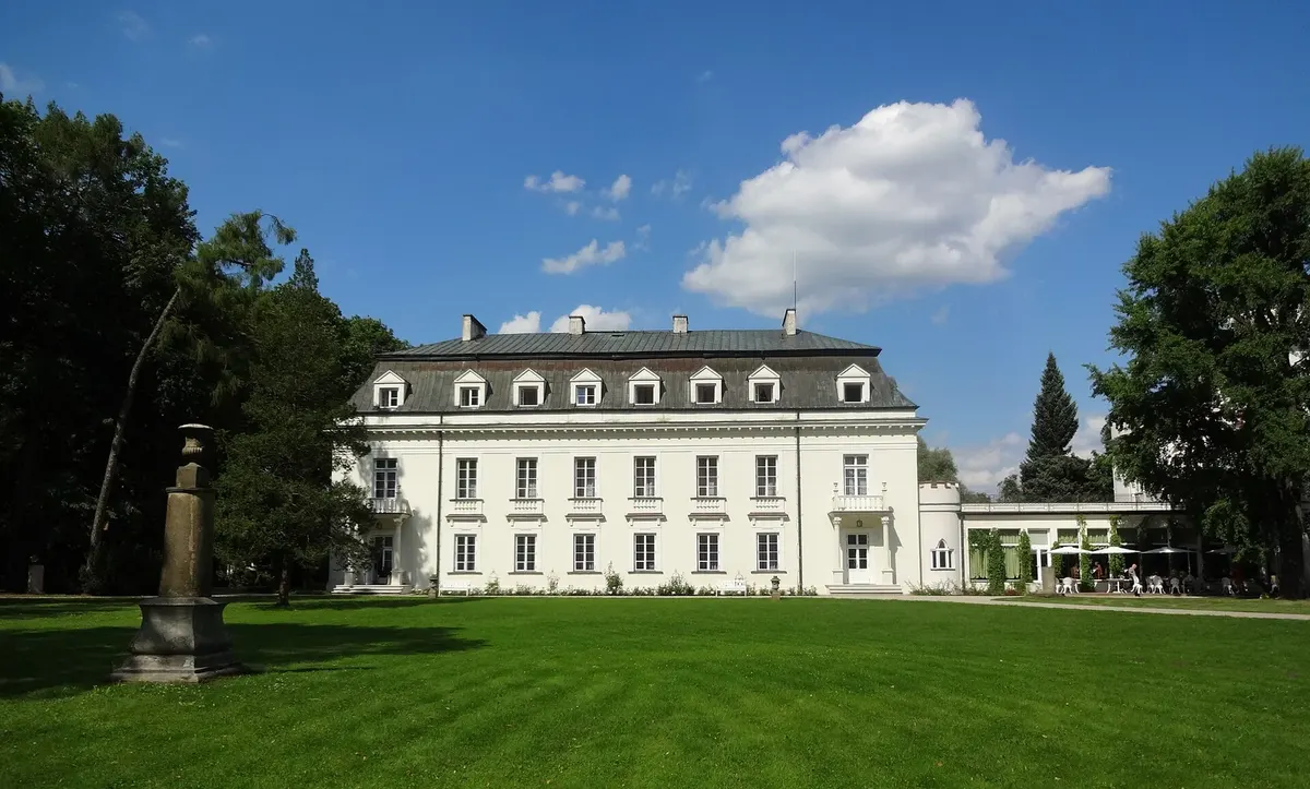 Radziejowice atrakcje: pałac i park na spokojny dzień ze Skierniewic